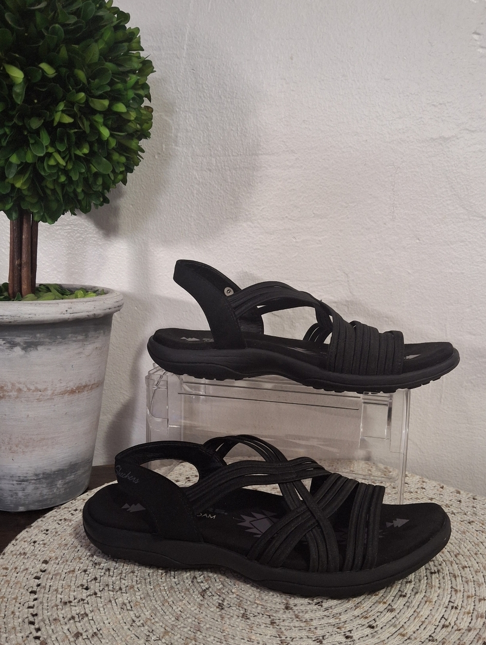 Skechers Black Strappy Comfort Sandals Size 6.
